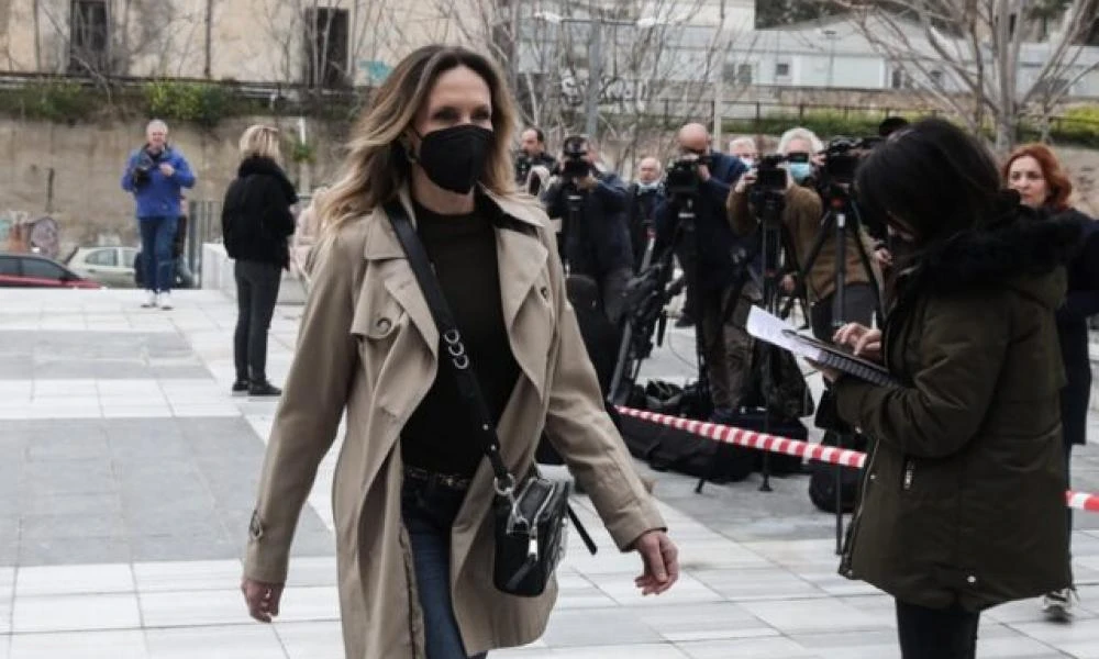 Ε. Παπούλια στη δίκη Φιλιππίδη: «Κατέβαζε τα παντελόνια και μου έδειχνε τα γεννητικά του όργανα»
